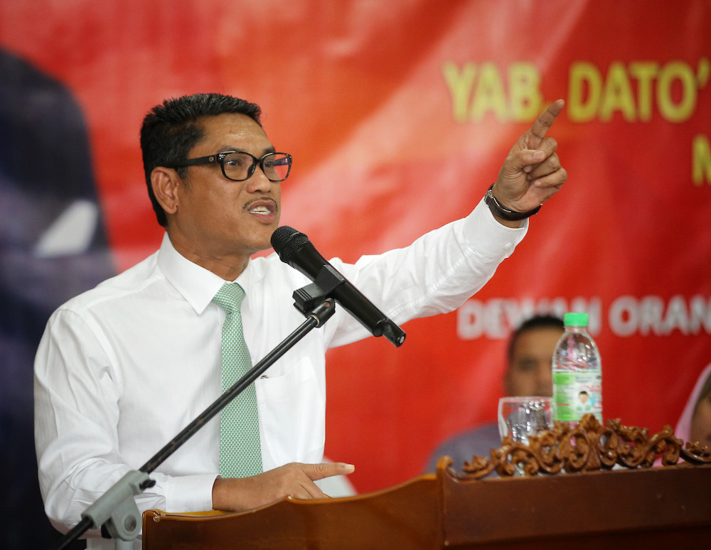 Perak Mentri Besar Datuk Seri Ahmad Faizal Azumu delivers his speech at the Dewan Orang Ramai Menglembu, Ipoh during the handing over of renewed land grants to residents, November 15, 2018. u00e2u20acu201d Picture by Marcus Pheong