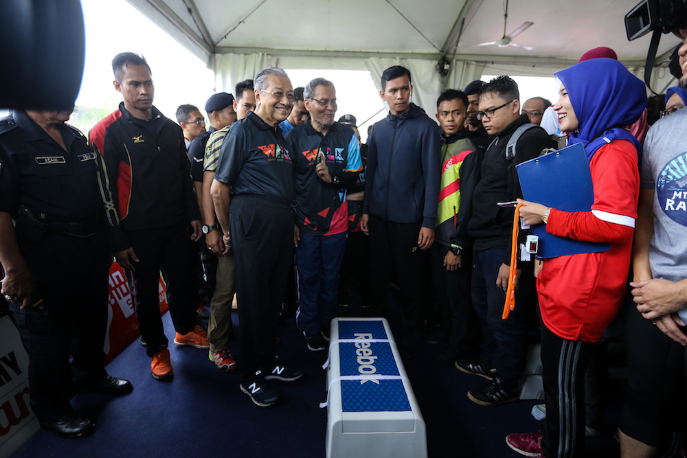Tun Dr Mahathir Mohamad officiates the u00e2u20acu02dcWhen Active Living Kicks (WALK)u00e2u20acu2122 campaign in Setia Alam, Shah Alam November 3, 2018. u00e2u20acu201d Picture by Ahmad Zamzahuri