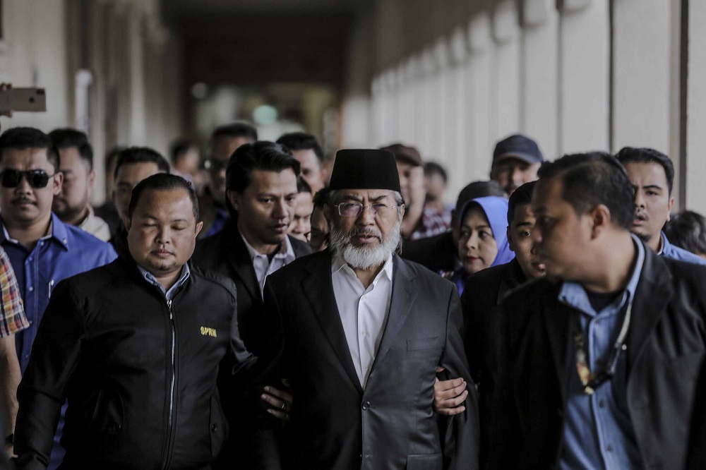 Former Sabah chief minister Tan Sri Musa Aman arrives at the Kuala Lumpur Court Complex November 5, 2018. u00e2u20acu201d Picture by Firdaus Latif