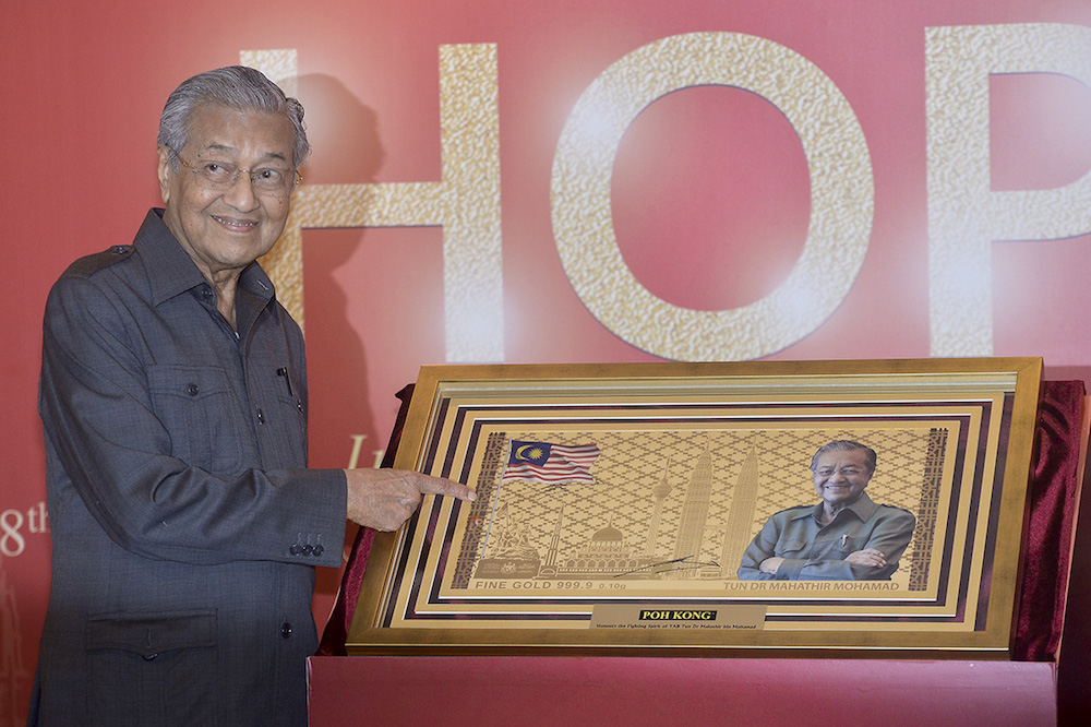 Tun Dr Mahathir Mohamad poses with a replica of Poh Kongu00e2u20acu2122s Gold Note of Hope during its official launch in Putrajaya, November 8, 2018. u00e2u20acu201d Picture by Mukhriz Hazim