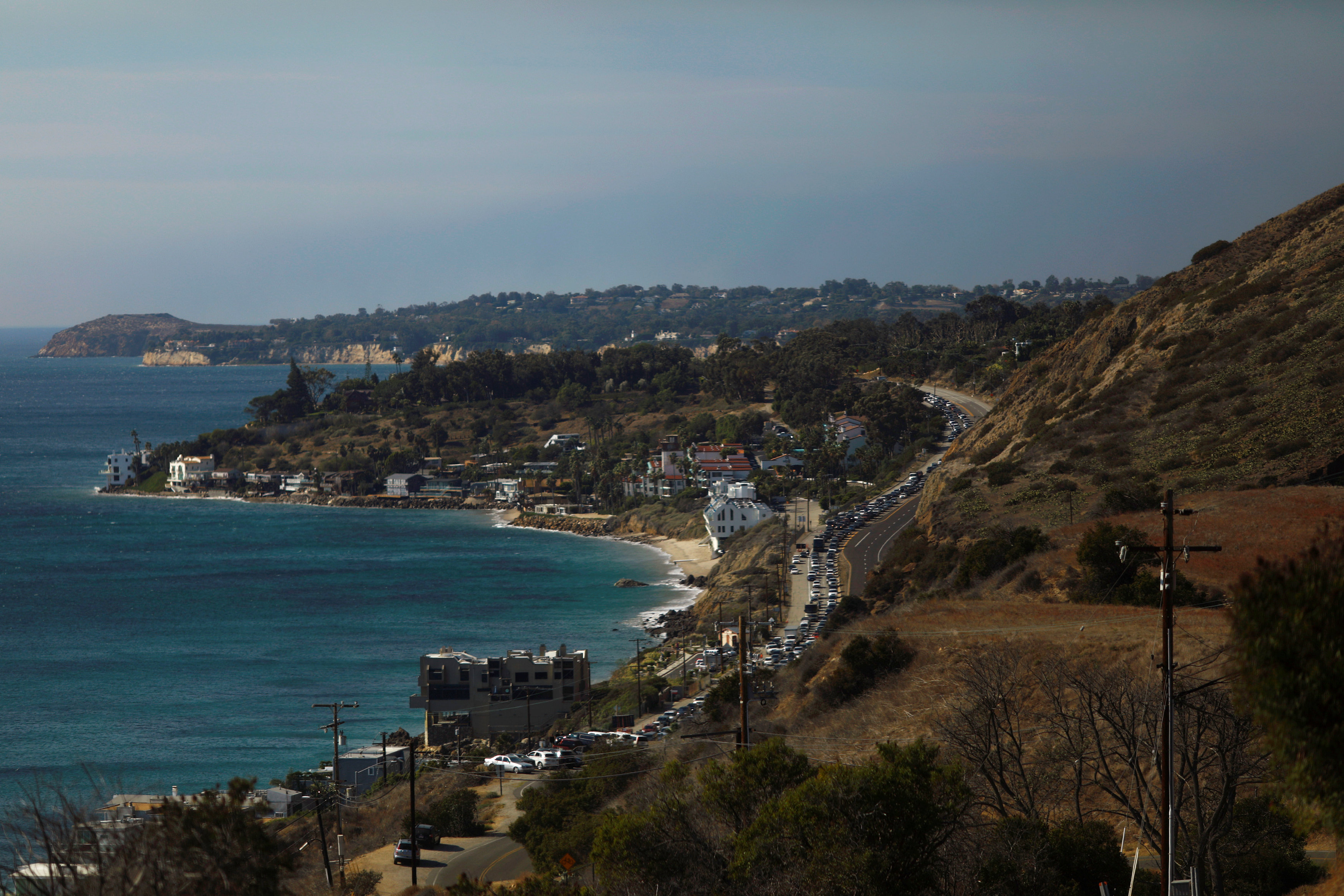 有不少好莱坞电影名人和导演居住的马里布，有超过1万人需要紧急撤离。图示逃离马里布的车潮。-路透社-