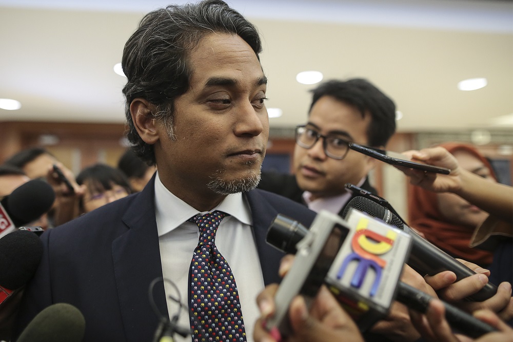 Khairy Jamaluddin speaks to reporters at Parliament in Kuala Lumpur November 12, 2018. u00e2u20acu201d Picture by Azneal Ishak