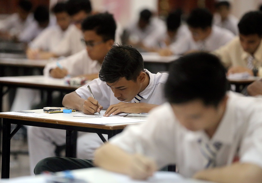 Students from SMK Anderson Ipoh sitting for the Bahasa Melayu SPM paper in Ipoh November 13, 2018. u00e2u20acu201d Picture by Farhan Najib