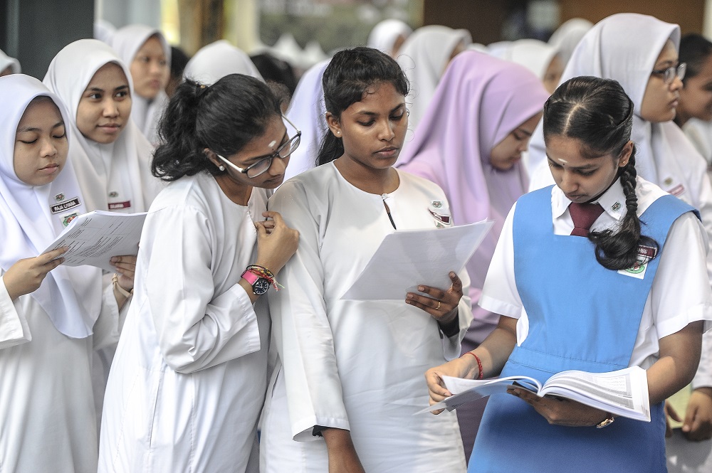 Students from SMK Saujana Impian preparing for the Bahasa Melayu SPM paper in Kajang November 13, 2018. u00e2u20acu201d Picture by Shafwan Zaidon