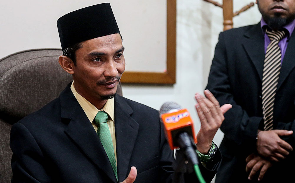 Penaga assemblyman Yusni Mat Piah speaks to the press in George Town November 14, 2018. u00e2u20acu201d Picture by Sayuti Zainudin