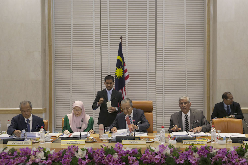 Prime Minister Tun Dr Mahathir Mohamad (centre) chairs the Anti-Corruption Special Cabinet Committee meeting at the Prime Ministeru00e2u20acu2122s Office in Putrajaya November 21, 2018. u00e2u20acu201d Picture by Yusof Mat Isa