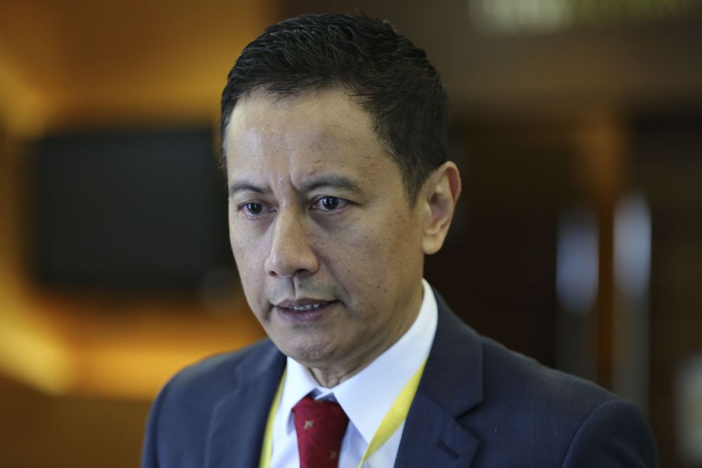EC chairman Azhar Azizan Harun speaks to reporters in Parliament, November 30, 2018. u00e2u20acu2022 Picture by Yusof Mat Isa