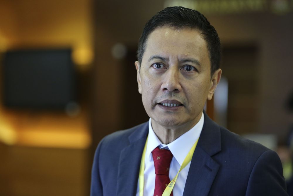 EC chairman Azhar Azizan Harun speaks to reporters in Parliament, November 30, 2018. u00e2u20acu2022 Picture by Yusof Mat Isa