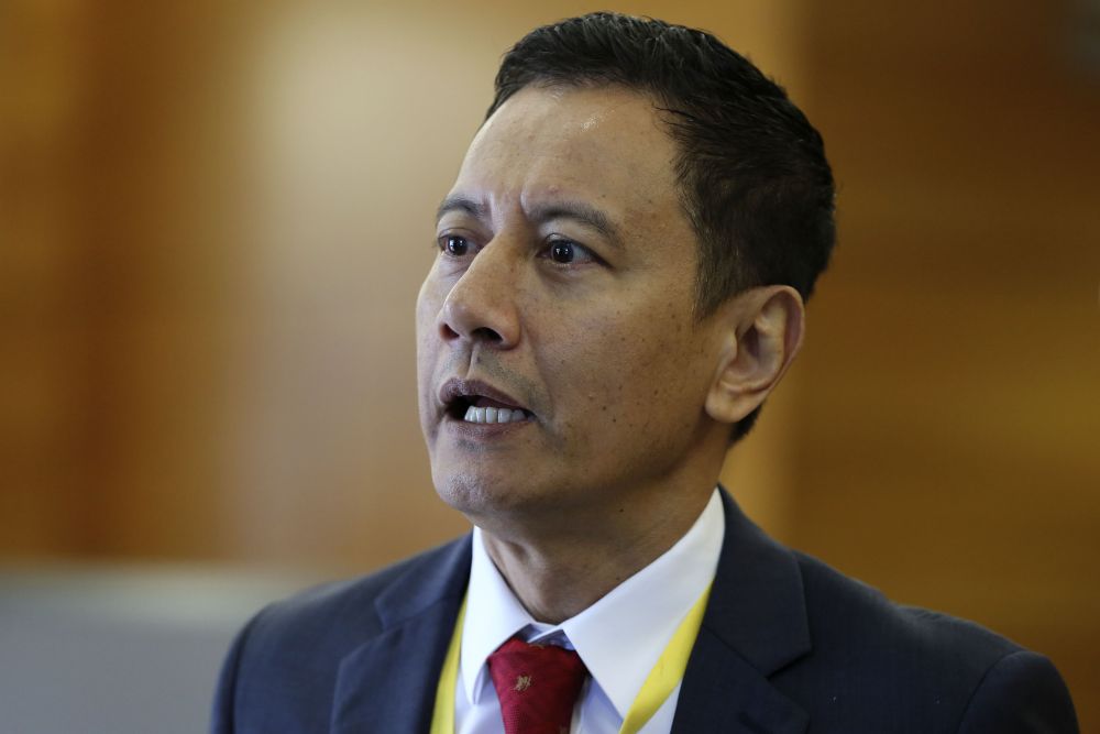 EC chairman Azhar Azizan Harun speaks to reporters in Parliament, November 30, 2018. u00e2u20acu2022 Picture by Yusof Mat Isa