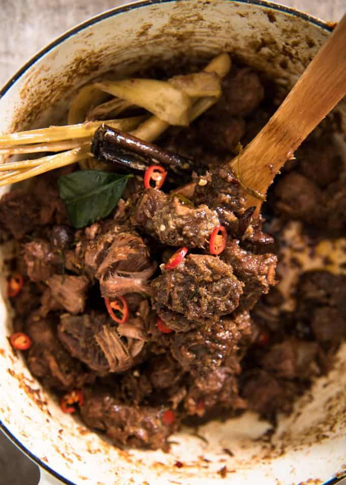 仁当牛肉煮至汤汁变浓稠再变干起锅时，营养成分也只掉了1%。