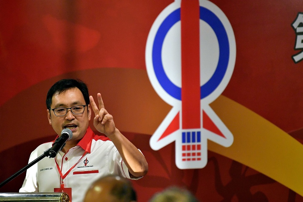 Sarawak DAP chairman Chong Chieng Jen speaks during a press conference in Kuching November 4, 2018. u00e2u20acu201d Bernama pic