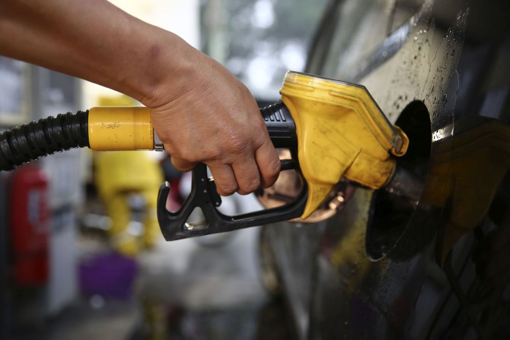 A man refuels his vehicle at a petrol station in Kuala Lumpur November 2, 2018. u00e2u20acu201d Picture by Yusof Mat Isa