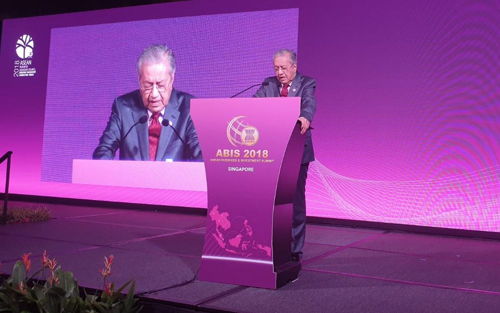 Prime Minister Tun Dr Mahathir Mohamad delivers the keynote address at the Asean Business and Investment Summit at Marina Bay Sands, Singapore, November 13, 2018. u00e2u20acu201d Picture courtesy of Wisma Putra