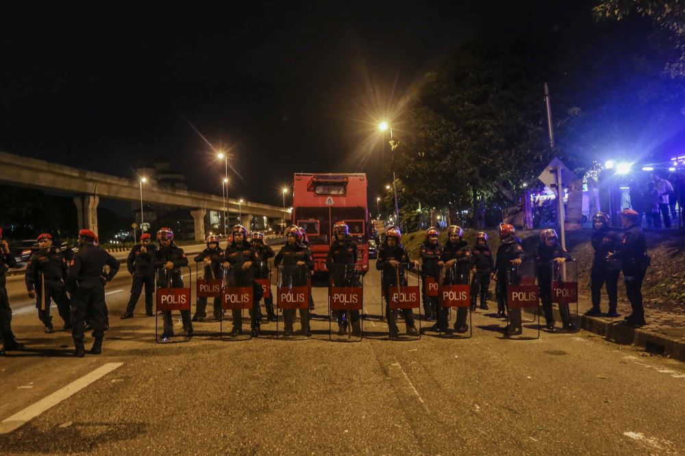 Federal Reserve Unit police stand guard outside the Sri Maha Mariamman Temple November 27, 2018. u00e2u20acu2022 Picture by Firdaus Latif