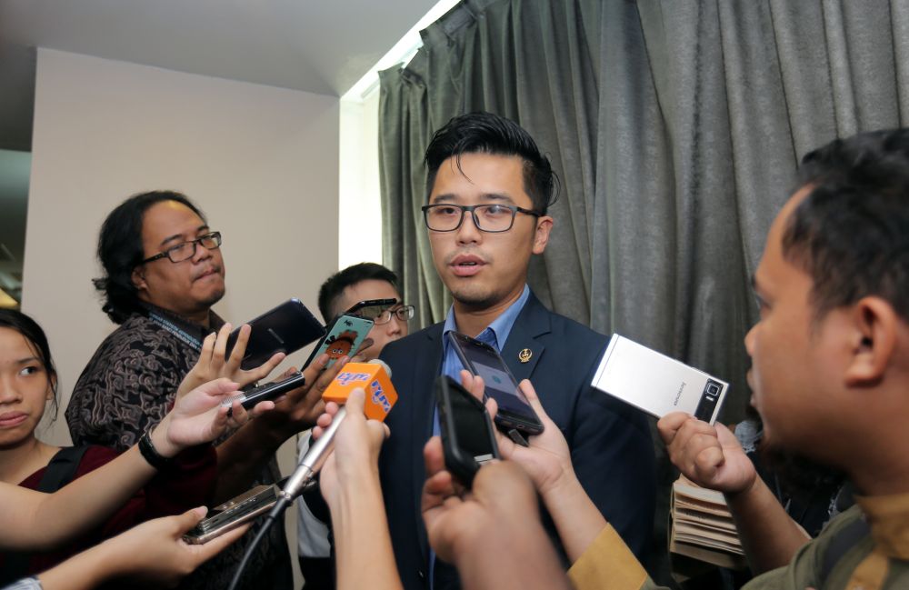 Perak State executive council Youth, Sports and Human Development Howard Lee speaks to reporters at the Kinta Riverfront Hotel in Ipoh November 2, 2018. u00e2u20acu2022 Picture by Farhan Najib