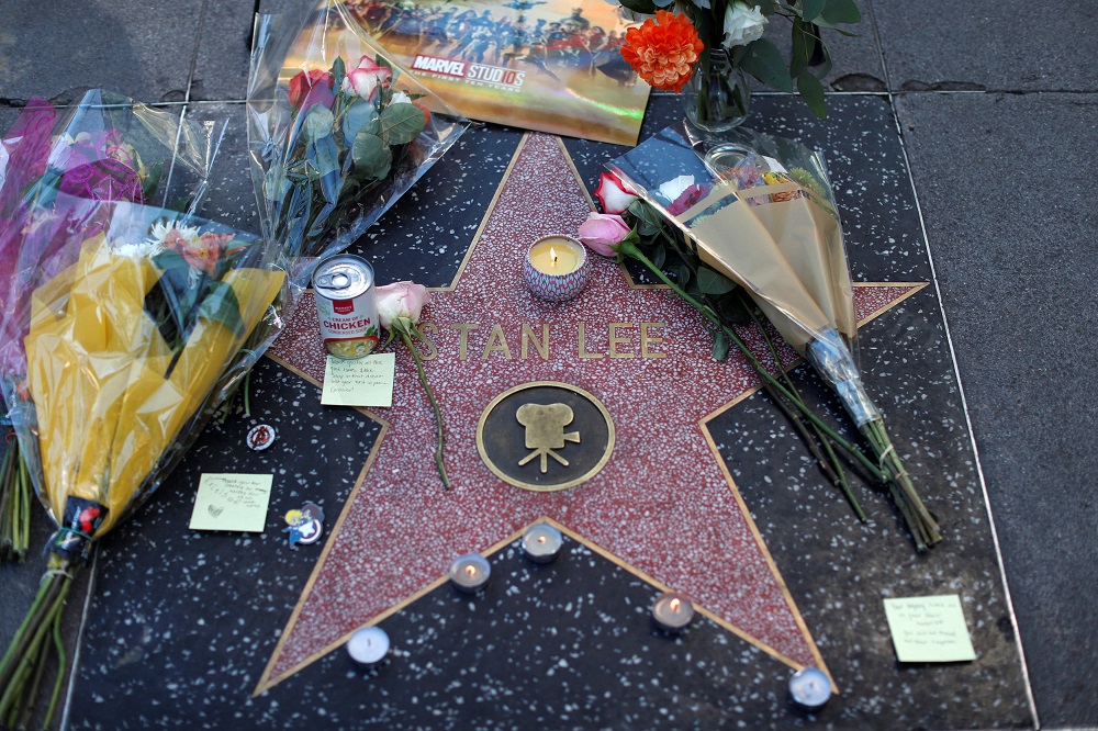 漫威粉丝们在加利福尼亚州洛杉矶的好莱坞星光大道上的“斯坦李之星”上，放了鲜花和蜡烛来悼念这位漫威之父。-路透社-