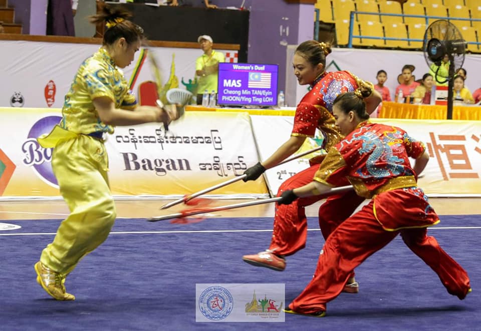 潘依嫣（右2）斩获三金成绩亮眼，图为对练赛项。-摘自大马武术总会FB-