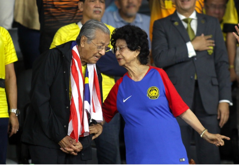 首相敦马哈迪携夫人到现场观战，为马来虎加油。-马新社-