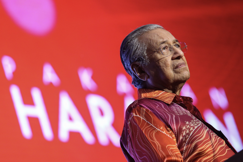 Tun Dr Mahathir Mohamad gives a speech during the Pakatan Harapan charity dinner at PICC December 9, 2018. u00e2u20acu201d Picture by Hari Anggara