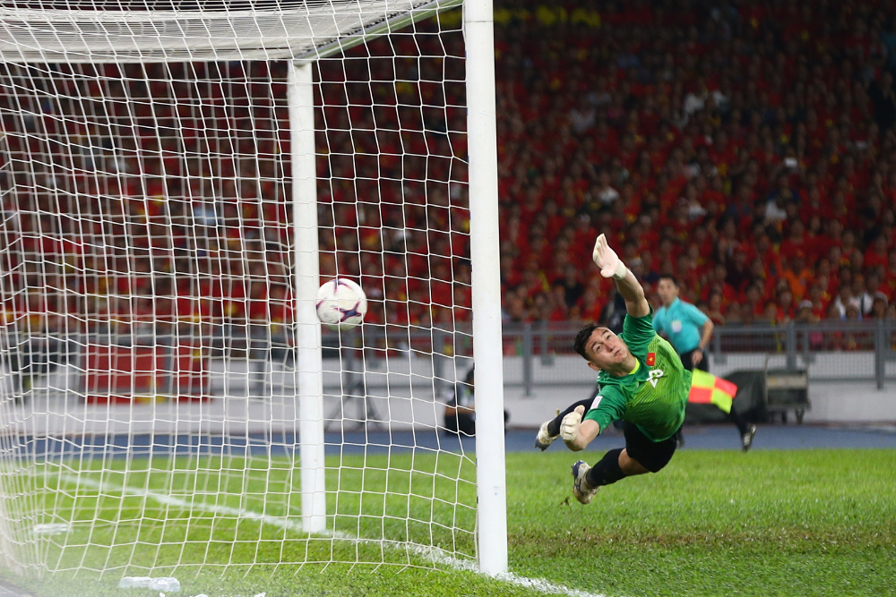 Malaysiau00e2u20acu2122s second goal from Safawi Rasid defeated Vietnamu00e2u20acu2122s Dang Van Lam during the AFF CUP Final match (first leg) in the Bukit Jalil National Stadium December 11, 2018. u00e2u20acu201d Picture by Ahmad Zamzahuri