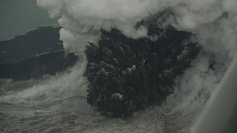喀拉喀托之子火山自6月以来就特别活跃，不时喷发高耸入云的灰烟。-图取自Dicky Adam Sidiq/kumparan-