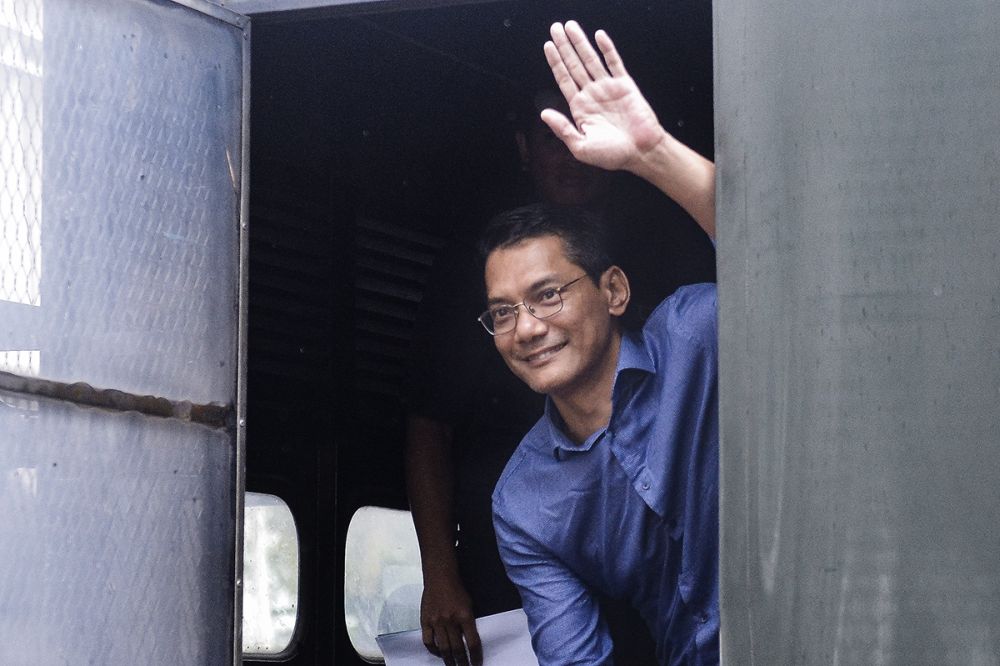 Datuk Azwanddin Hamzah arrives at the Klang Court Complex at 9am in a police truck, December 27, 2018. u00e2u20acu2022 Picture by Mukhriz Hazim