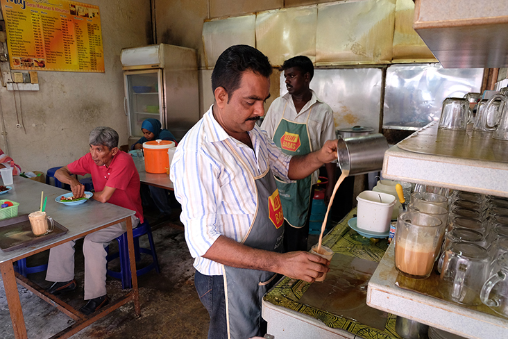 除了经济饭和Chapati，还可享用美味拉茶。-Steven Ooi K.E.摄-