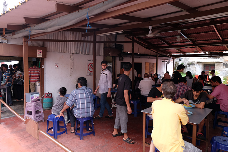 一栋小建筑加上棚架，就是已经经营了逾70年的Maj Muslim Food。-Steven Ooi K.E.摄-
