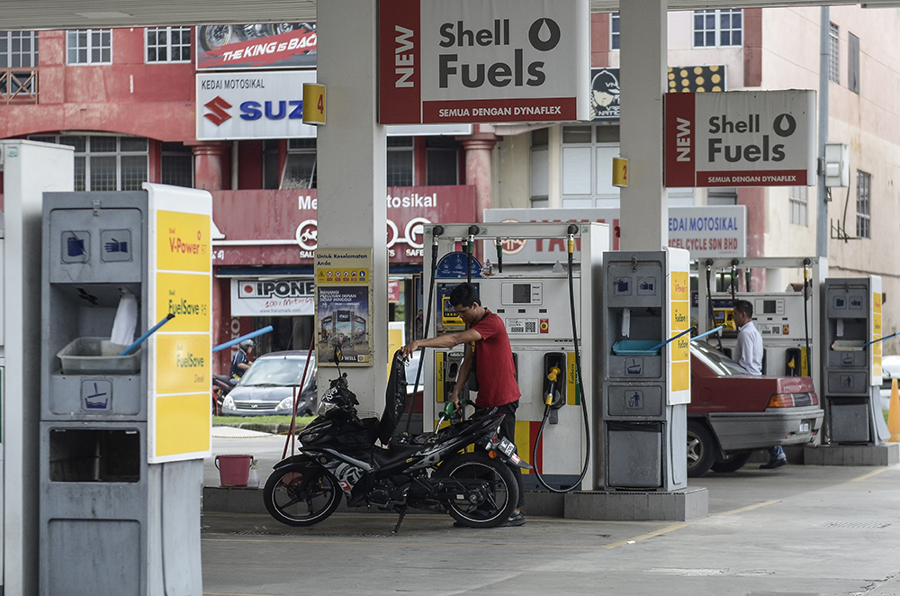 Customers are seen at a petrol station in Puchong Permai December 27, 2018. u00e2u20acu201d Picture by Miera Zulyana