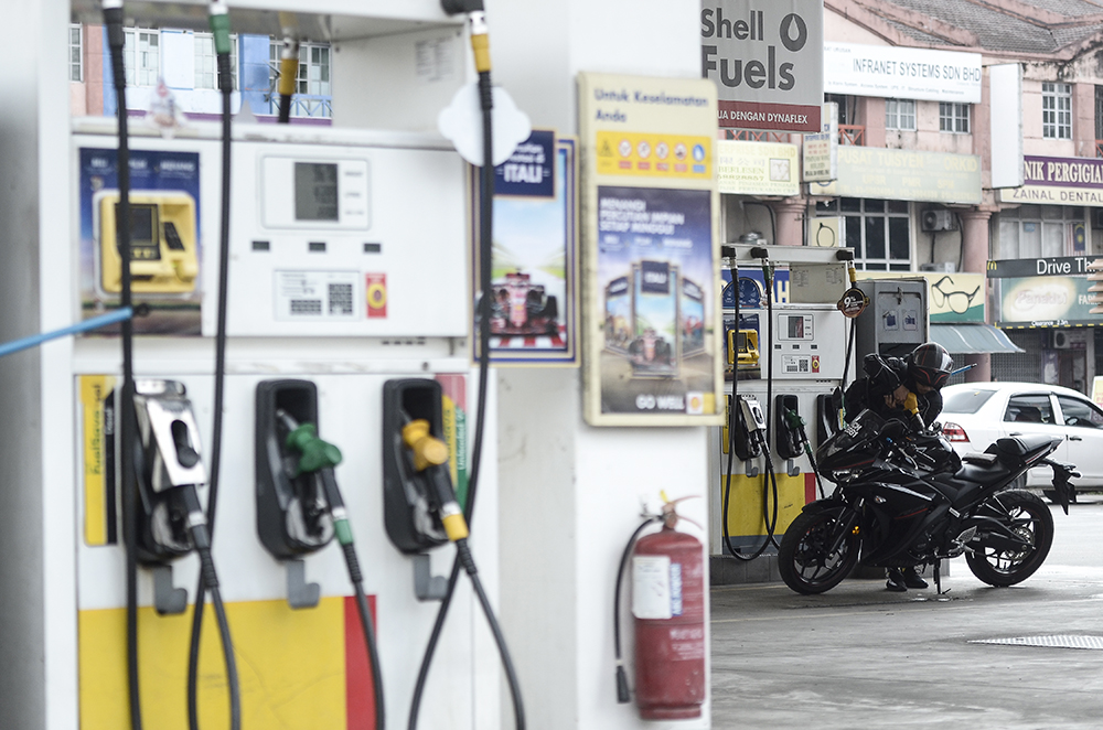 Customers are seen at a petrol station in Puchong Permai December 27, 2018. u00e2u20acu201d Picture by Miera Zulyana