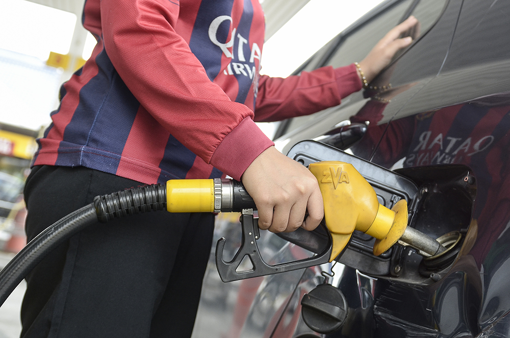 Nurisofi Ahmad pumps fuel into her car at a petrol station in Puchong Permai December 27, 2018. u00e2u20acu201d Picture by Miera Zulyana