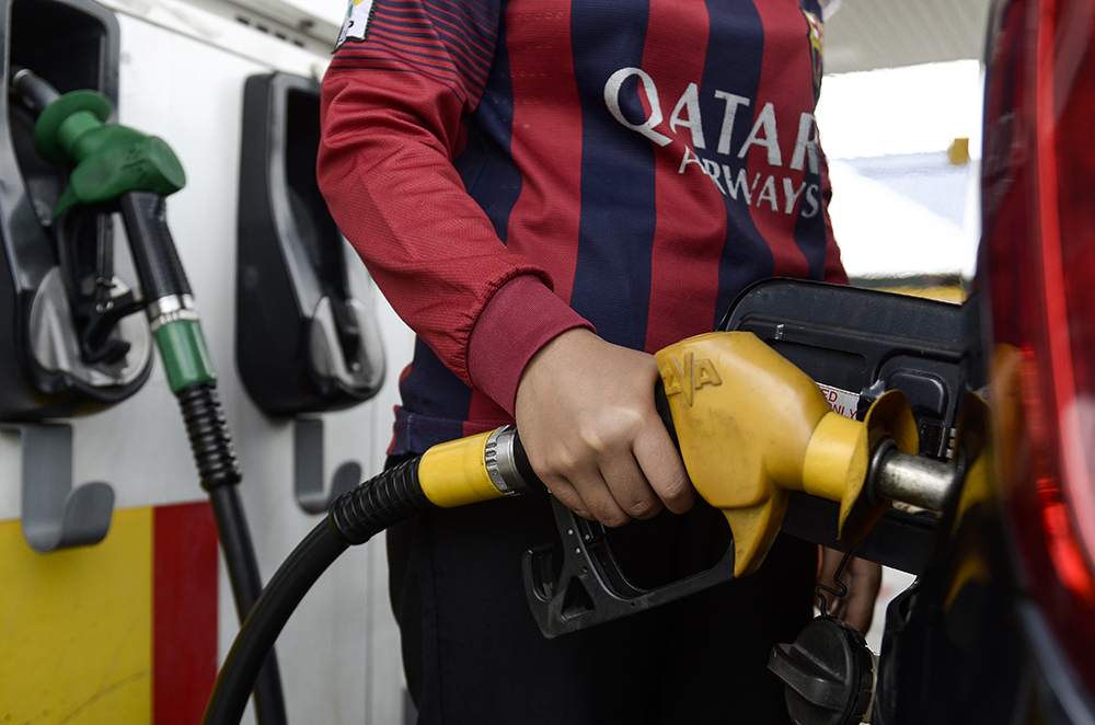 Nurisofi Ahmad pumps fuel into her car at a petrol station in Puchong Permai December 27, 2018. u00e2u20acu201d Picture by Miera Zulyana