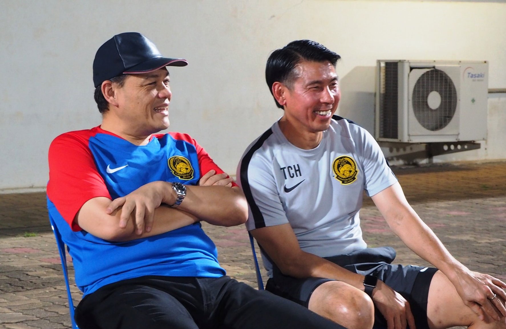 陈清和（右）和大马足总会长拿督哈米丁，在场边观看球员热身训练。-摘自大马足总FB-