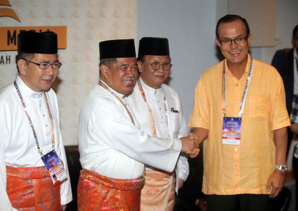 Former Puchong MP Datuk Loo Yeng Peng (right) officially joined Amanah today, December 14, 2018. u00e2u20acu2022 Picture by Farhan Najib