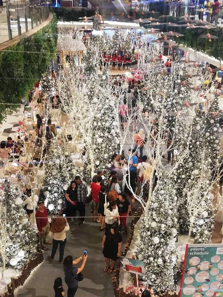 亮灯后的雪域森林如梦似幻，白色圣诞气氛爆棚。-精彩大马摄-