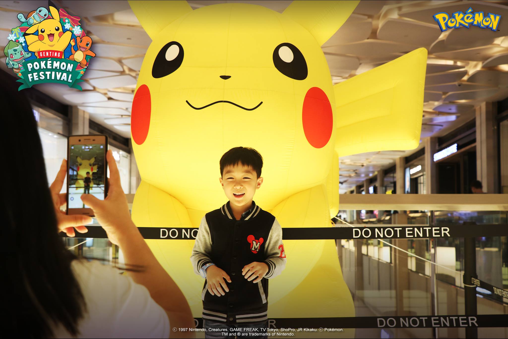 和皮卡丘雕塑合照。-摘自Pokémon Malaysia粉专-