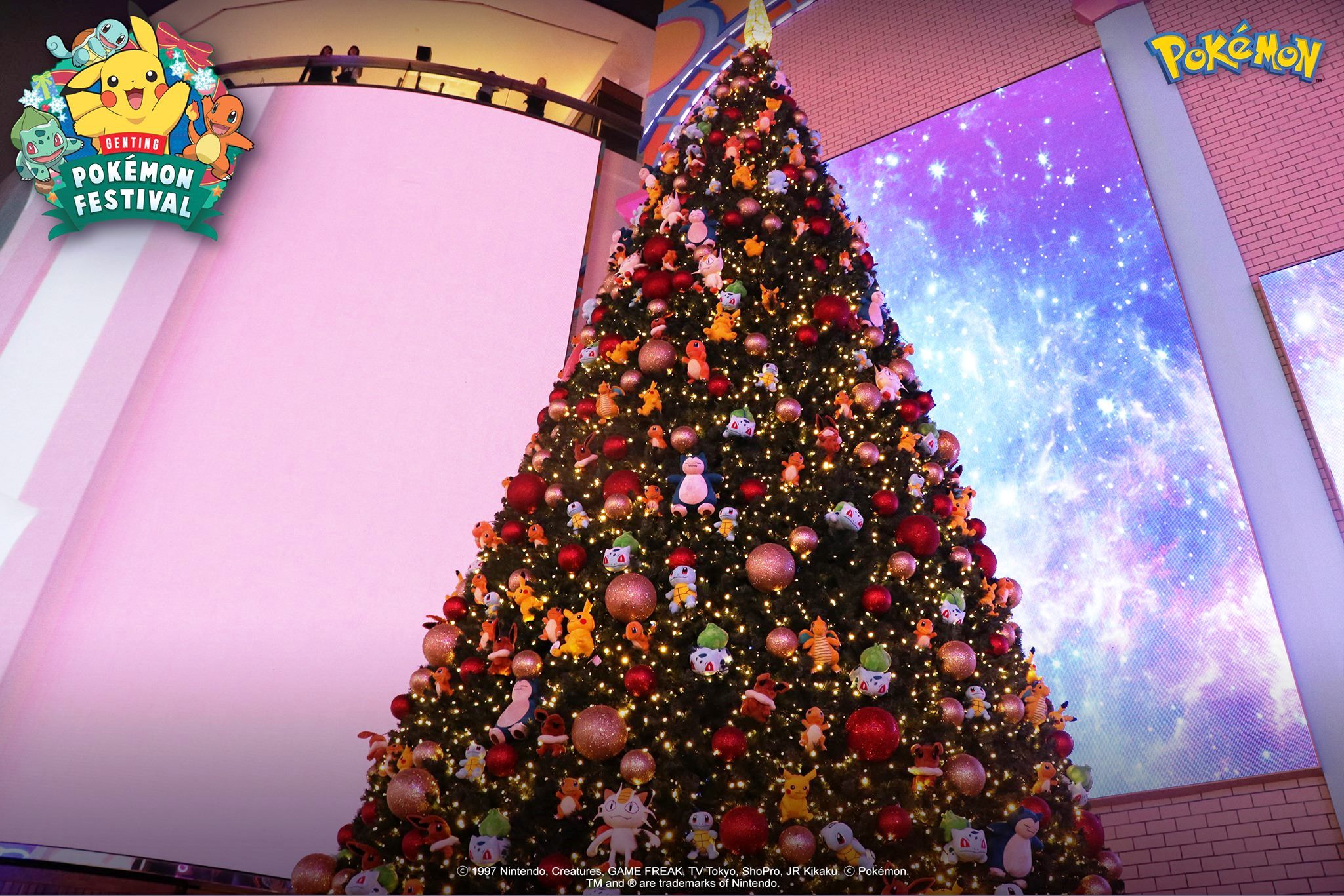 以神奇宝贝们为主题的巨型圣诞树。-摘自Pokémon Malaysia粉专-