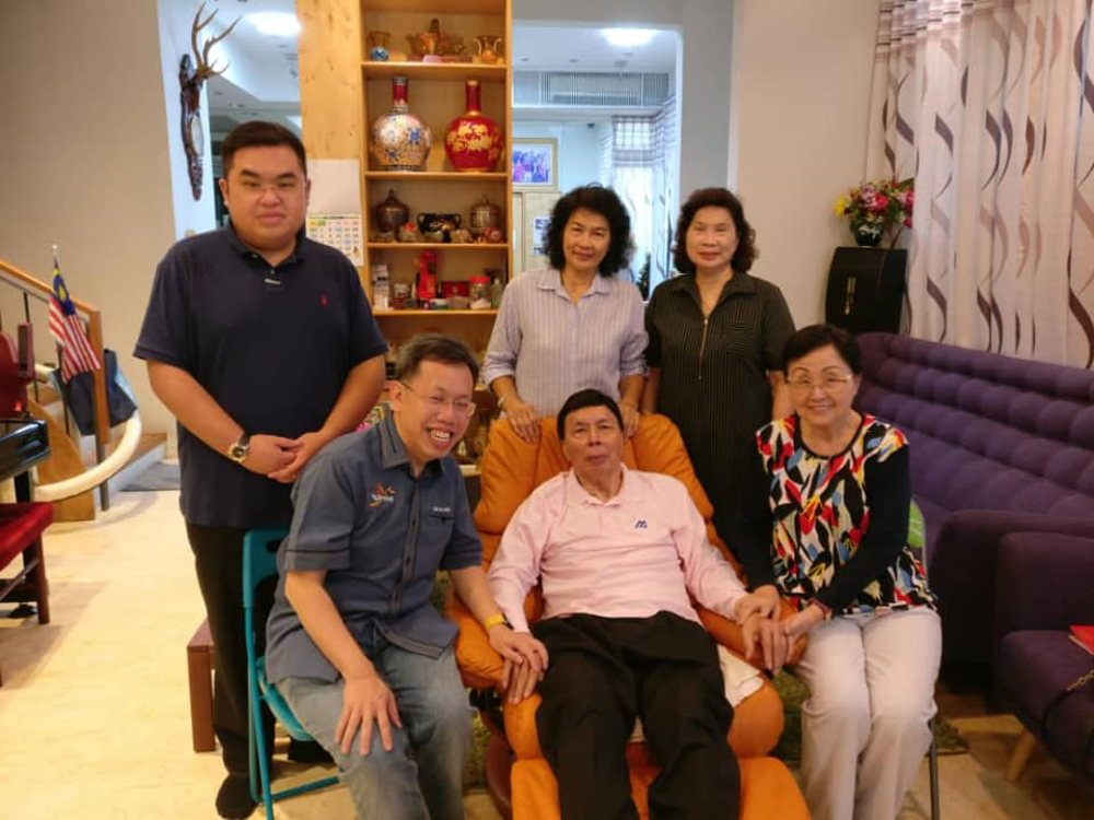 Tan Sri Law Hieng Ding (centre, seated) during a recent visit by Datuk Dr Sim Kui Hian (left) in October 2018. u00e2u20acu201d Picture courtesy of Datuk Dr Sim Kui Hian