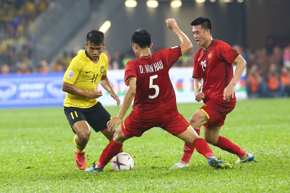 马来虎扳平比分的进球功臣沙法威（左）和越南球员拼抢中。-Ahmad Zamzahuri摄-