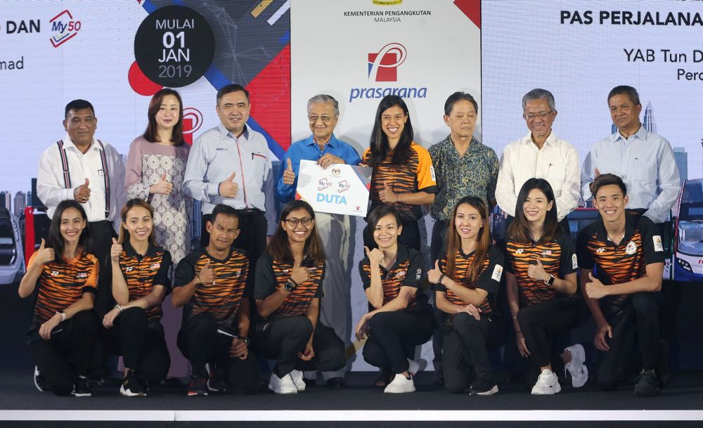 Prime Minister Tun Dr Mahathir Mohamad (centre) poses for the camera after launching the My100 and My50 travel passes at KL Sentral December 1, 2018. u00e2u20acu201d Picture by Razak Ghazali