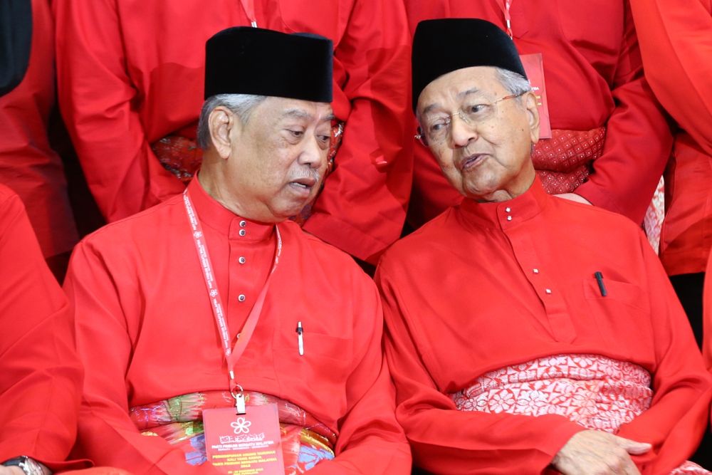 Tan Sri Muhyiddin Yassin speaks to Tun Dr Mahathir Mohamad during the PPBM annual general assembly in Putrajaya December 30, 2018. u00e2u20acu2022 Picture by Ahmad Zamzahuri