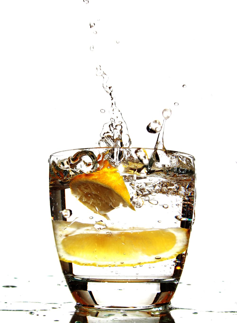 最好的解渴饮料就是白开水（或者可选择加柠檬片），保证健康又不会对身体造成负担。