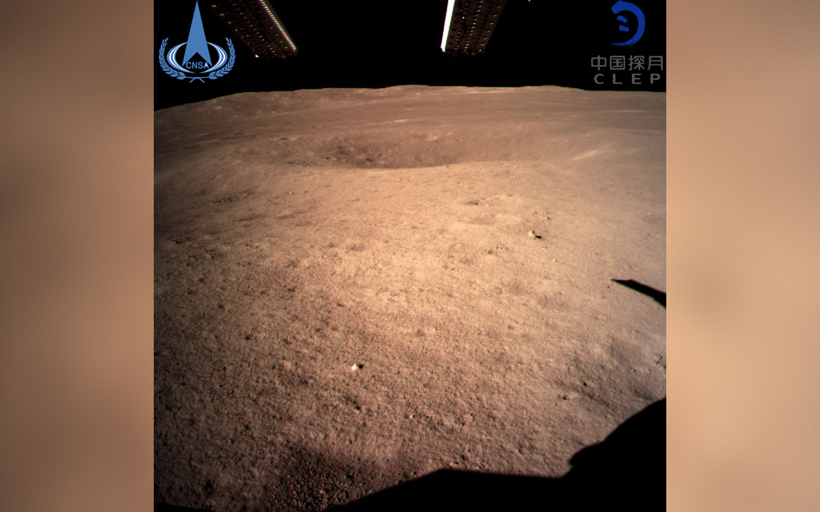 嫦娥四号拍摄的首张月球背面影像。-图取自网络-