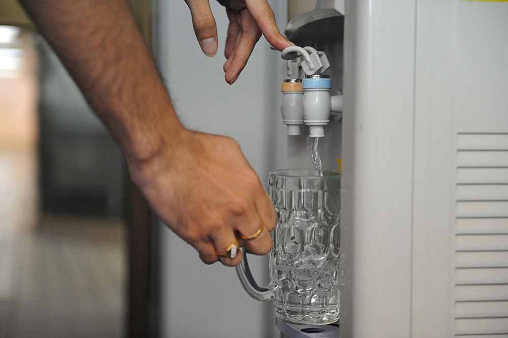 A stall keeper fills a glass with water at an eatery in George Town January 9, 2019. u00e2u20acu201d Picture by Sayuti Zainudin