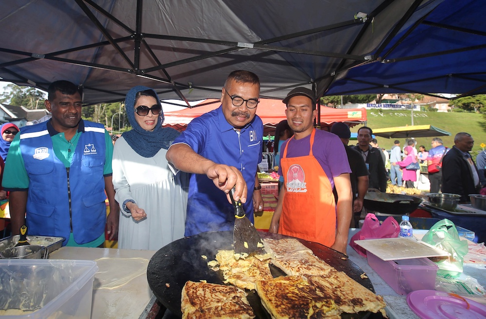 Barisan Nasional Cameron Highlands by-election candidate Ramli Mohd Noor interacts with a trader in Tanah Rata January 13, 2019. u00e2u20acu201d Picture by Farhan Najib