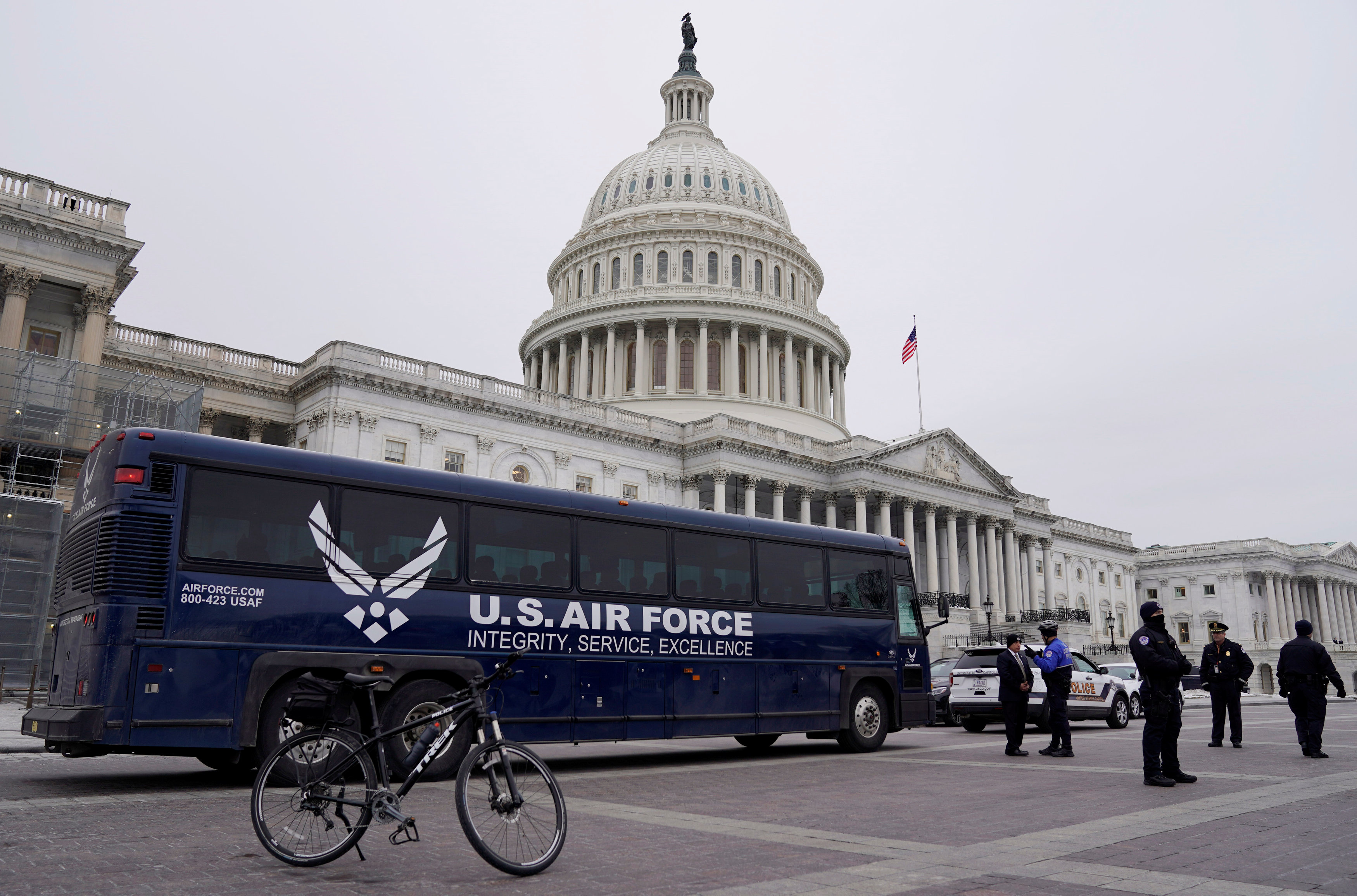 载送国会议员的空军一号巴士已在外头待命，佩洛西的劳军行程却突遭特朗普取消。-路透社-