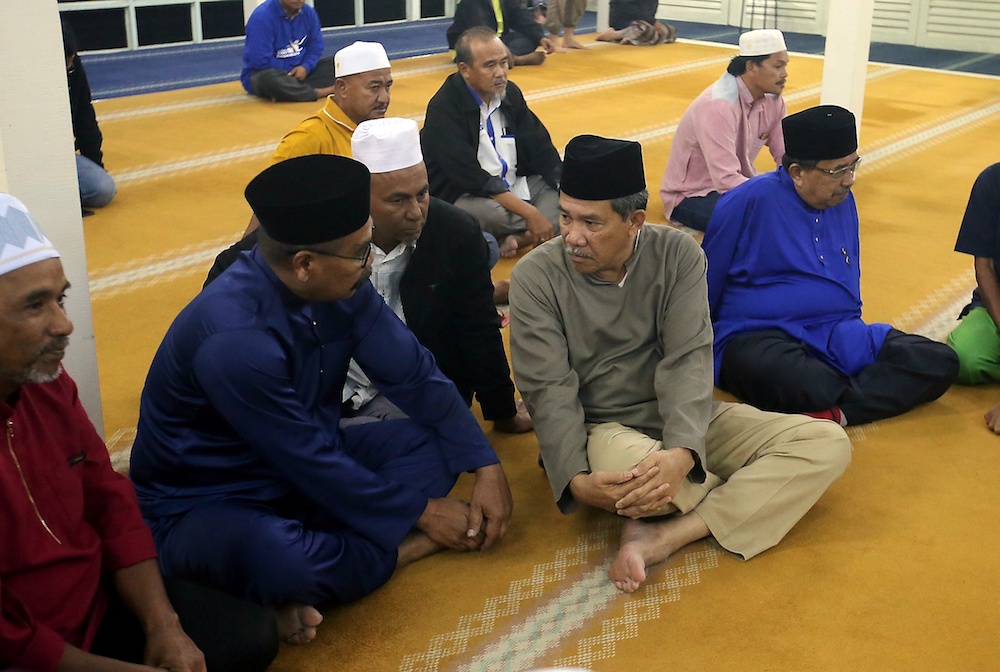 Umno acting president Datuk Seri Mohamad Hasan speaks to Barisan Nasional candidate for the Cameron Highlands by-election Ramli Mohd Noor at Masjid Kayangan in in Brinchang January 22, 2019. u00e2u20acu201d Picture by Farhan Najib