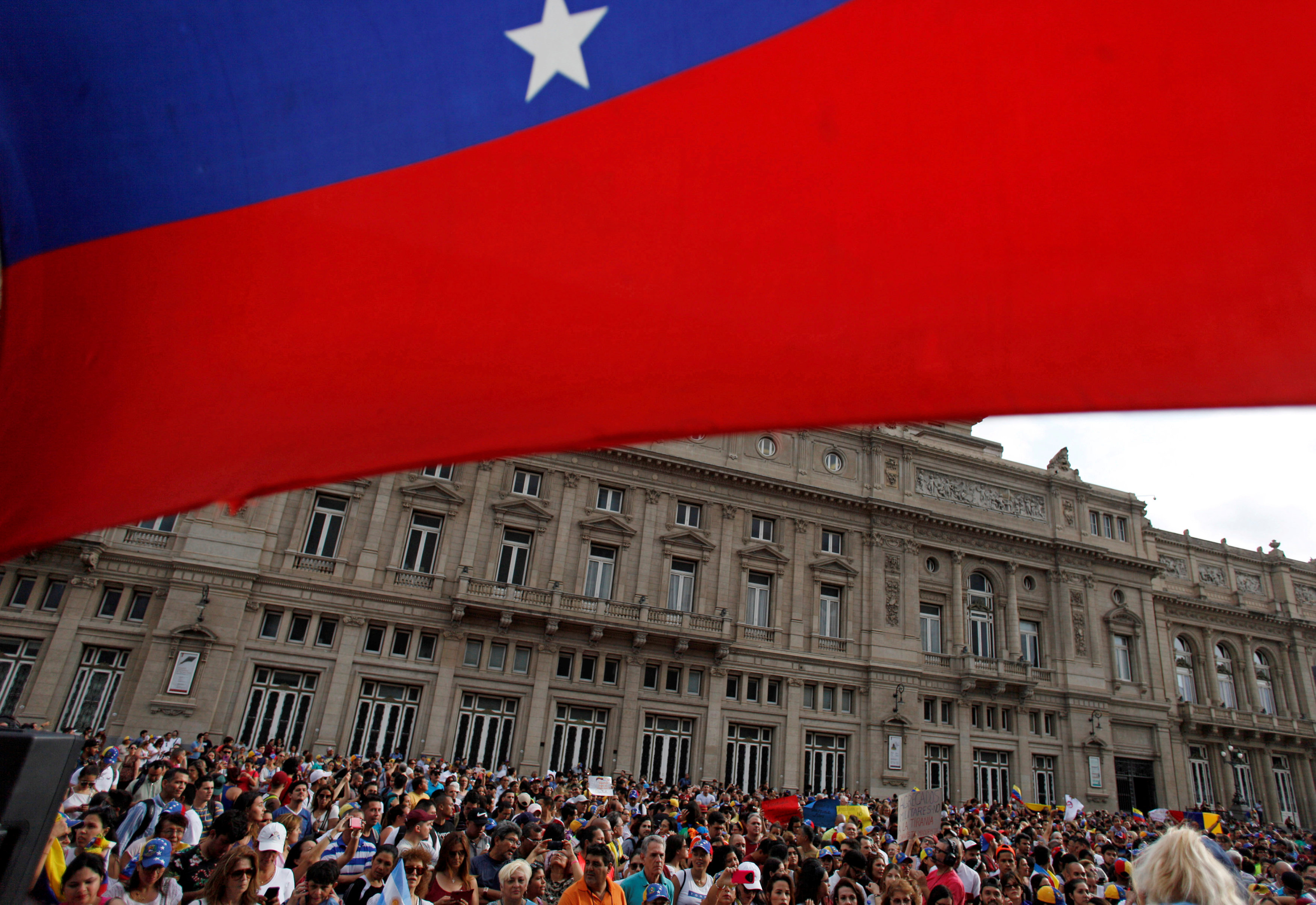 委内瑞拉爆发大规模反政府示威，要求总统马杜罗下台，成立过渡政府，举行大选。-路透社-