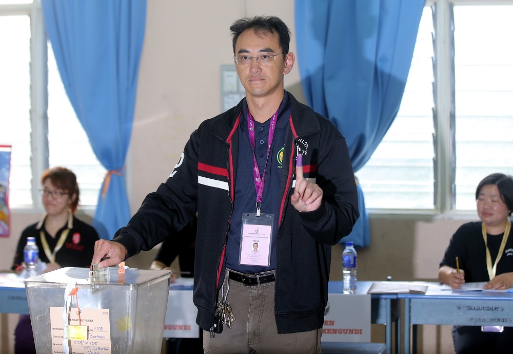 Independent candidate for the Cameron Highlands by-election, Wong Seng Yee, casts his vote at the polling station at SJK (C) Bertam Valley January 26, 2019. u00e2u20acu201d  Picture by Farhan Najib