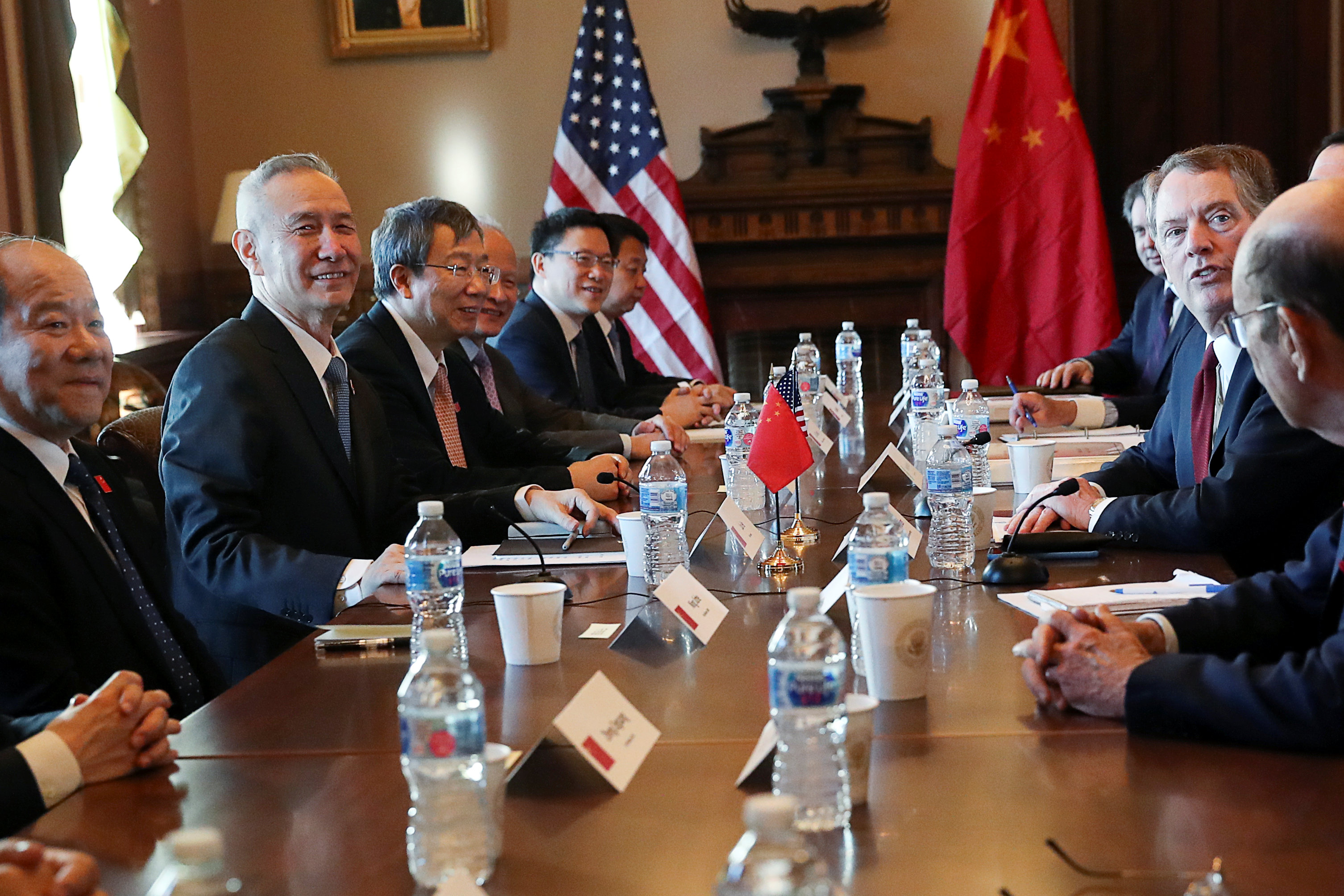 刘鹤（左2）率团到美国华盛顿，与美国贸易代表莱特希泽（右2）等人磋商。-路透社-